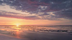 Zonsondergang over het Groningse Wad bij de Noordkaap Eemshaven