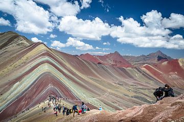 Regenboog bergen in Peru van Jelmer Laernoes
