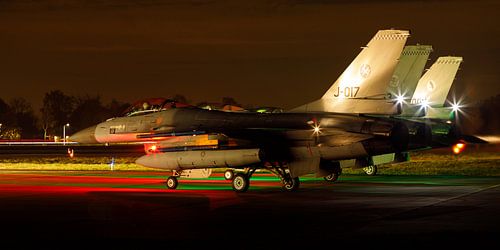 Die F-16s bereiten sich auf eine nächtliche Mission vor.