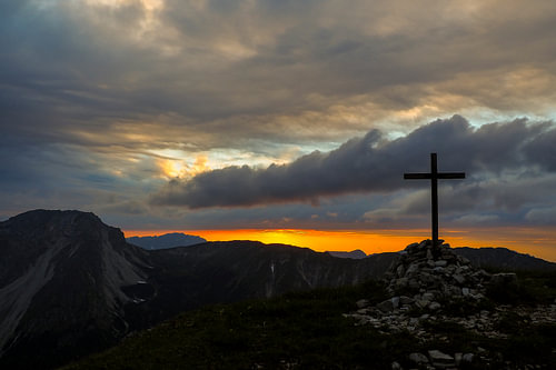 Het natuurpark Ammergauer Alpen is een van de mooiste landschappen in Beieren. Het combineert ongerepte natuur, afwisselende berglandschappen en traditionele alpenweiden.