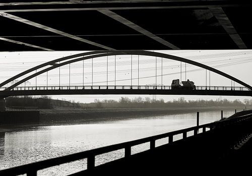 Gezicht op een brug aan de Elbe bij Maagdenburg zwart-wit