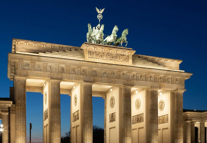 Brandenburger Tor Berlijn op blauw uur van Frank Herrmann