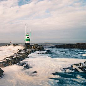 Een ruwe zee en de vuurtoren van IJmuiden van Bart Ros