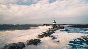 Une mer agitée et le phare d'IJmuiden sur Bart Ros