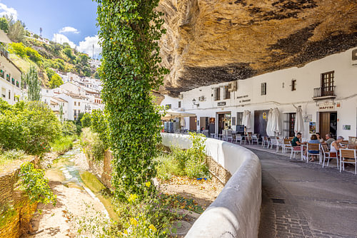 Terrassen onder een rotsdak in Setenil de las Bodegas