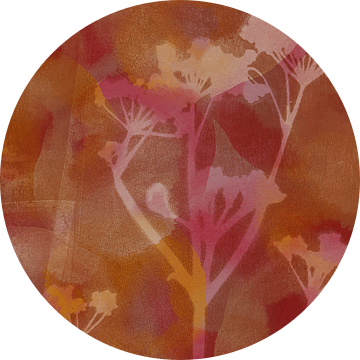 Dromen in de natuur.  Bloemen in roestbruin en roze. van Dina Dankers