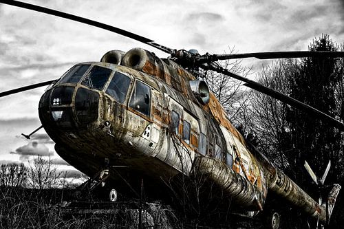 Lost Place mit altem Hubschrauber