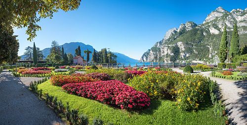 schilderachtig park aan het Gardameer Riva del Garda, toeristenoord Gardameer