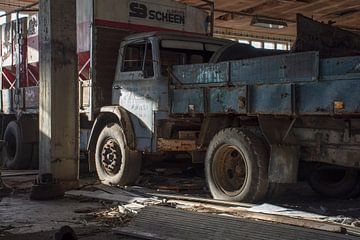 Urbex - Abandoned garage by Tim Vlielander