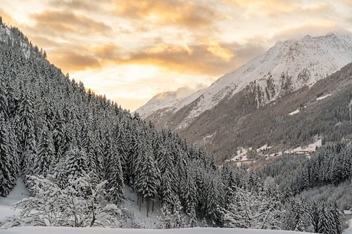Winterlandschap tijdens zonsondergang Oostenrijk van Xulé Bogers