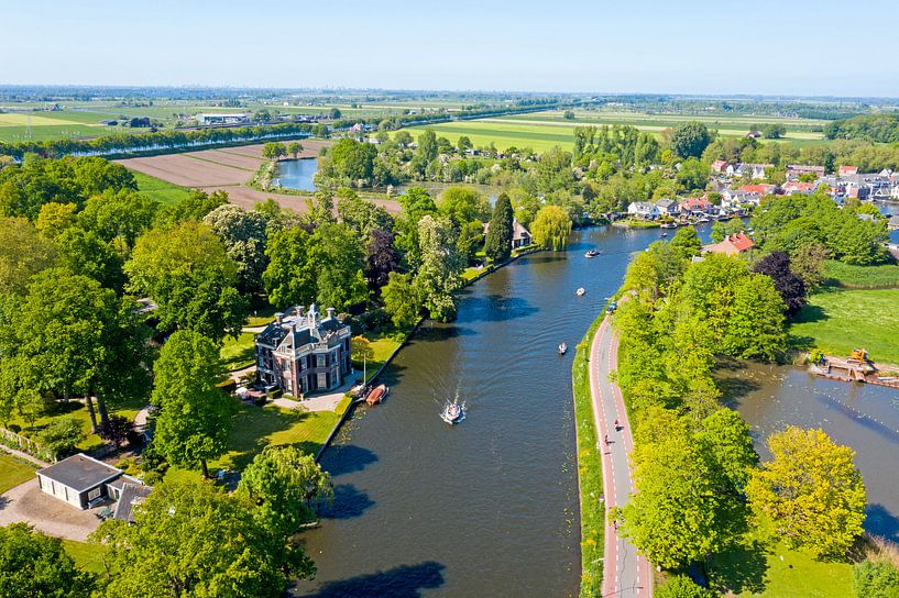 Luchtopname van Kasteel Nijenrode aan de Vecht van Eye on You