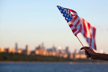 Amerikaanse vlag zwaait boven de Hudson rivier op 4th of July, Manhattan, New York Stad, AmerikaN RI van WorldWidePhotoWeb