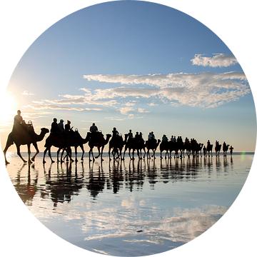 Kamelen en Fotograaf: Spiegeling bij Zonsondergang op Strand van Broome, Australië van The Book of Wandering