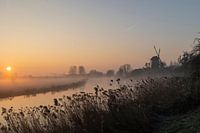 Windmühle in Beesd bei Sonnenaufgang und Nebel