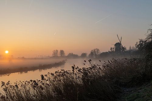 Windmühle in Beesd bei Sonnenaufgang und Nebel von Michelle Peeters