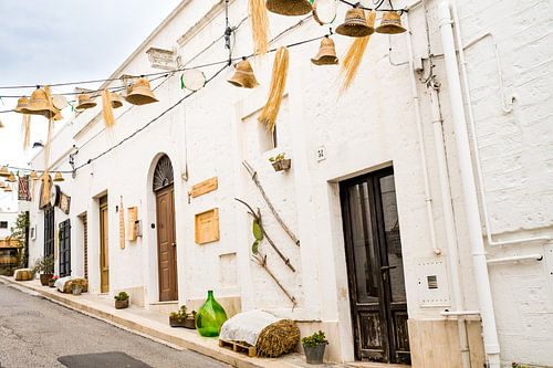 Italienisches Straßenleben in Alberobello Apulien Italien
