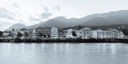 Mariahilfstraße huizenrij in Innsbruck - monochroom