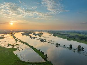 IJssel-Landschaft bei Sonnenuntergang von oben gesehen