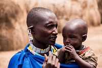 Massai-Frau und Kind