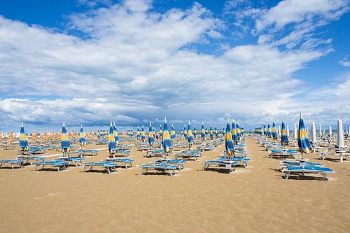 Op het strand van Rimini aan de Adriatische kust in Italië