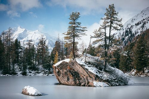Het begin van de winter aan het bergmeer Lago di Saoseo