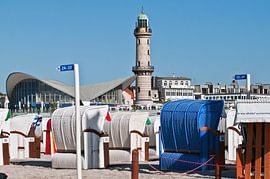 Leuchtturm und Strandkörbe im Ostseebad Warnemünde