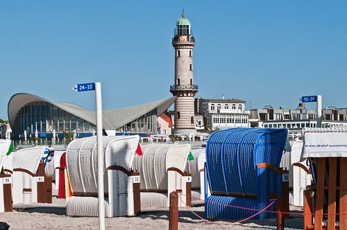 Vuurtoren en strandkorven in de badplaats Warnemünde aan de Oostzee