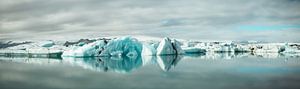 Schwimmende Eisberge in der Gletscherlagune Jokulsalon in Island