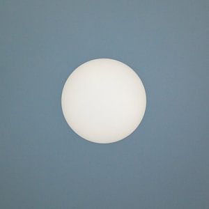 Soleil central sur un fond gris/bleu