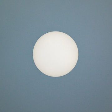 Sonne in der Mitte vor einem grau/blauen Hintergrund von Art by Jeronimo