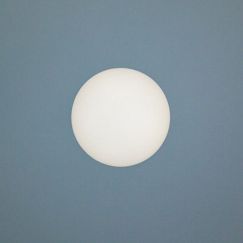 Soleil central sur un fond gris/bleu