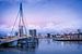 Avondfoto van de Skyline van Rotterdam en de Erasmusbrug. van Bart Ros