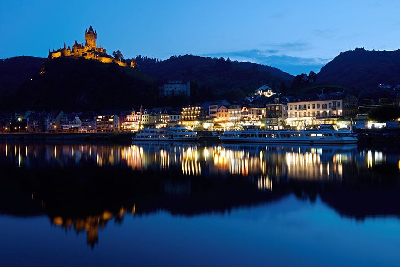 De stad Cochem, Duitsland, 's nachts. Het ligt in het meest romantische deel van de Moezelvallei, wa van W J Kok
