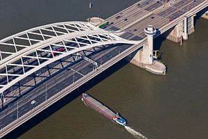 Photo aérienne du pont Van Brienenoord à Rotterdam sur Anton de Zeeuw