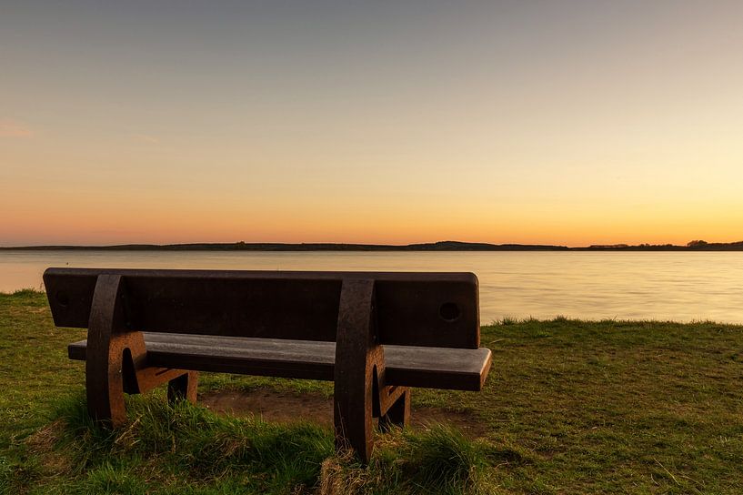Bank am See im Sonnenuntergang von Frank Herrmann