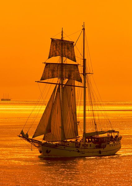 Zeilschip op de Waddenzee. van Hennnie Keeris