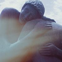 Omhelzing: Abstractie van Liefde en Stedelijke Vormen