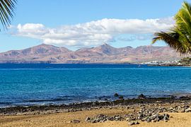 Plage de Puerto del Carmen sur l'île canarienne de Lanzarote