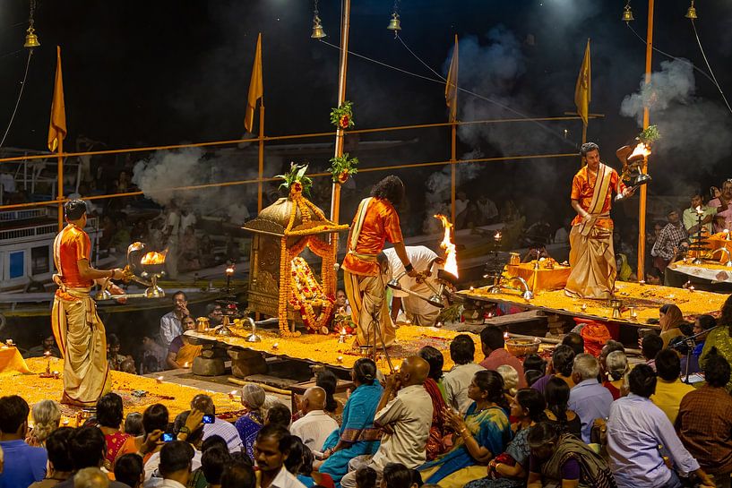 Die heilige Zeremonis in Varanasi Indien von Roland Brack