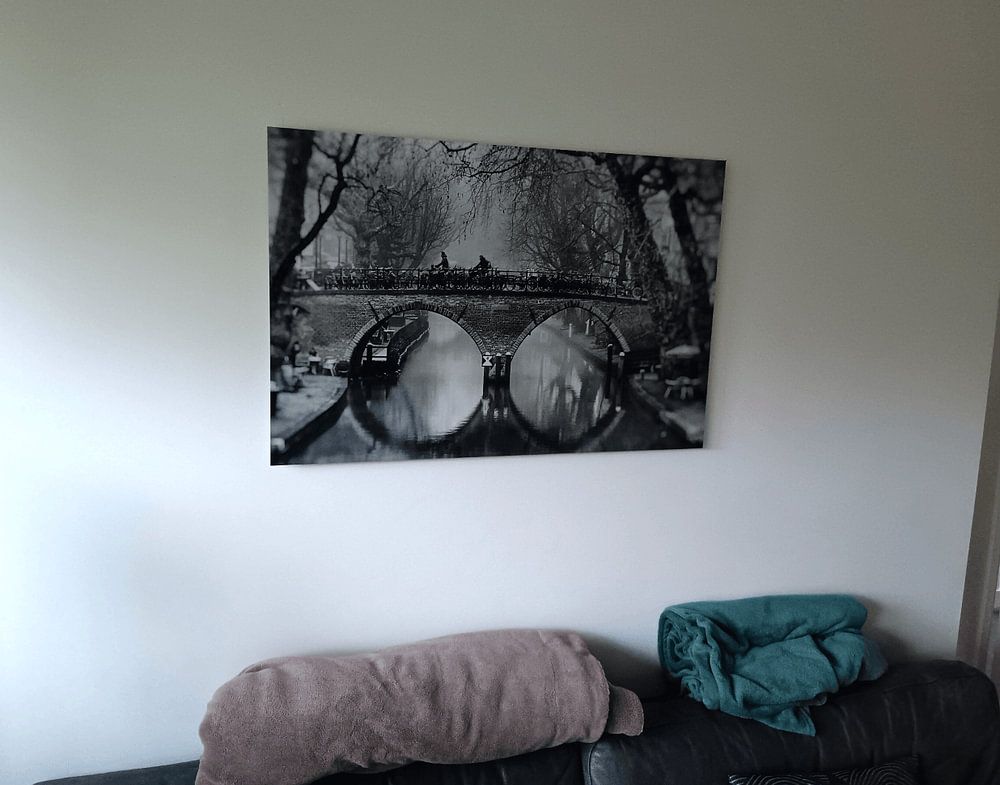 Straatfotografie in Utrecht. De Weesbrug over de Oudegracht in Utrecht in zwart-wit (2) van André Blom Fotografie Utrecht