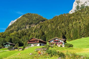 Häuser  und Berge in Ramsau im Berchtesgadener Land in Bayern