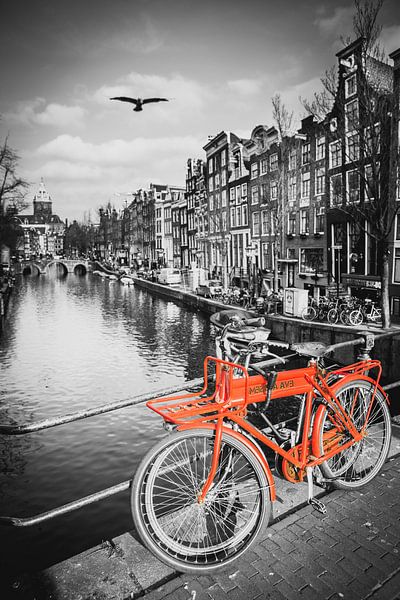 Rotes Fahrrad auf dem Kanal in Amsterdam von Heleen van de Ven