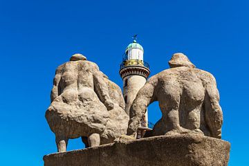 Blick auf den Leuchtturm mit Skulpturen in Warnemünde von Rico Ködder