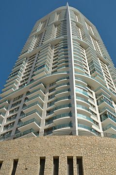 Modernes Hochhaus in Benidorm von insideportugal