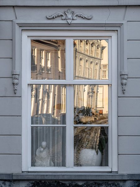 Een raam in Ravenstein van Wouter Bos