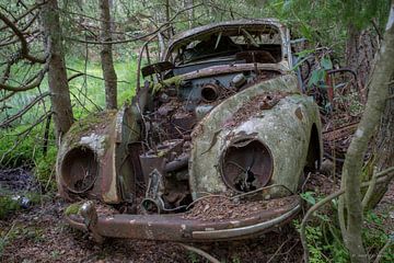 Autofriedhof im Wald in Ryd, Schweden