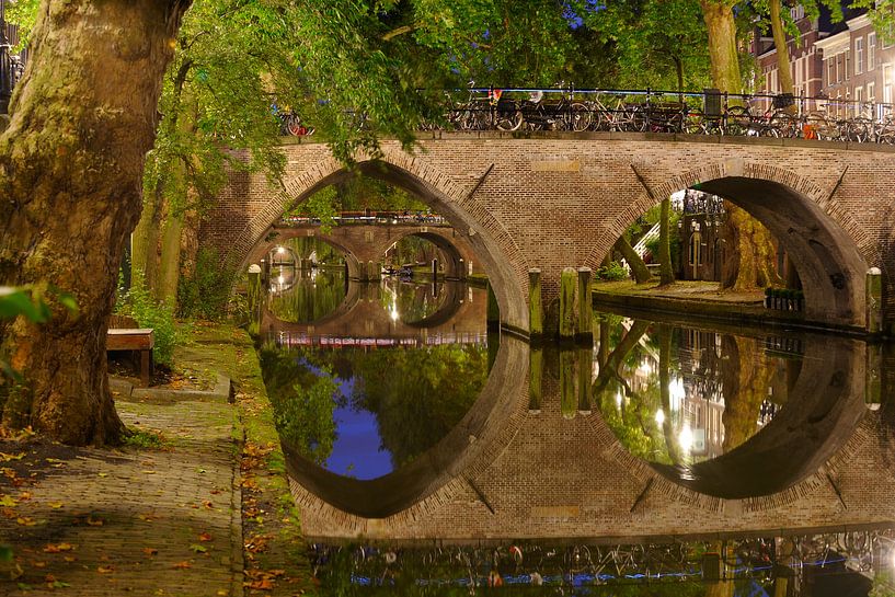 Weesbrug over de Oudegracht in Utrecht van Donker Utrecht