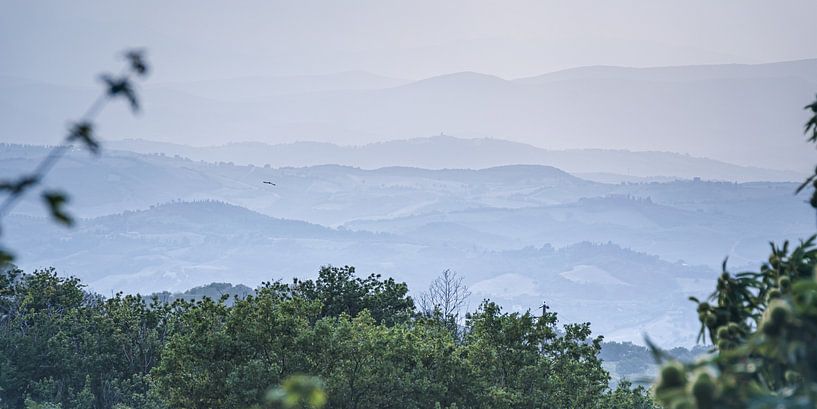 Mist in de Toscaanse heuvels van Arja Schrijver Fotografie
