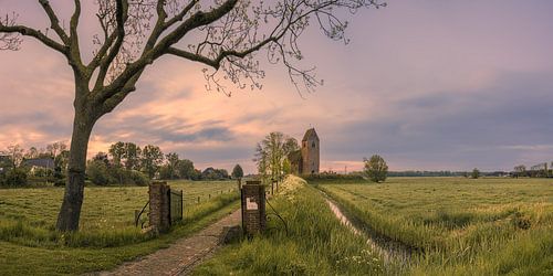Panorama et lever de soleil sur l'église de Maurice à Marsum, Groningue