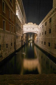 Venetië - De Brug der Zuchten bij Nacht van t.ART